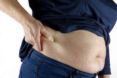 Why does drinking alcohol cause stomach bloating?